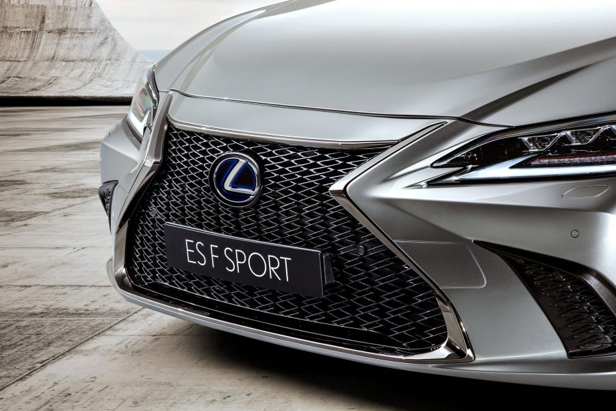 Детали экстерьера Lexus ES300h F-Sport 2018 года  (WW) (фото 15 из 46)